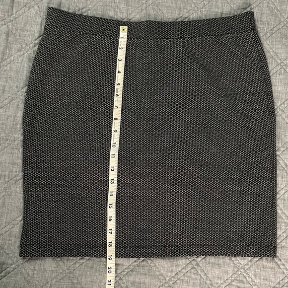 NWT LOFT Women’s A Line Black Gray Pattern Stretch Skirt, Size Large - Picture 4 of 5